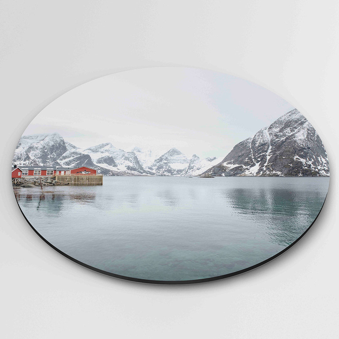 Bergen en rode huisjes – muurcirkel fotografie als moderne wanddecoratie