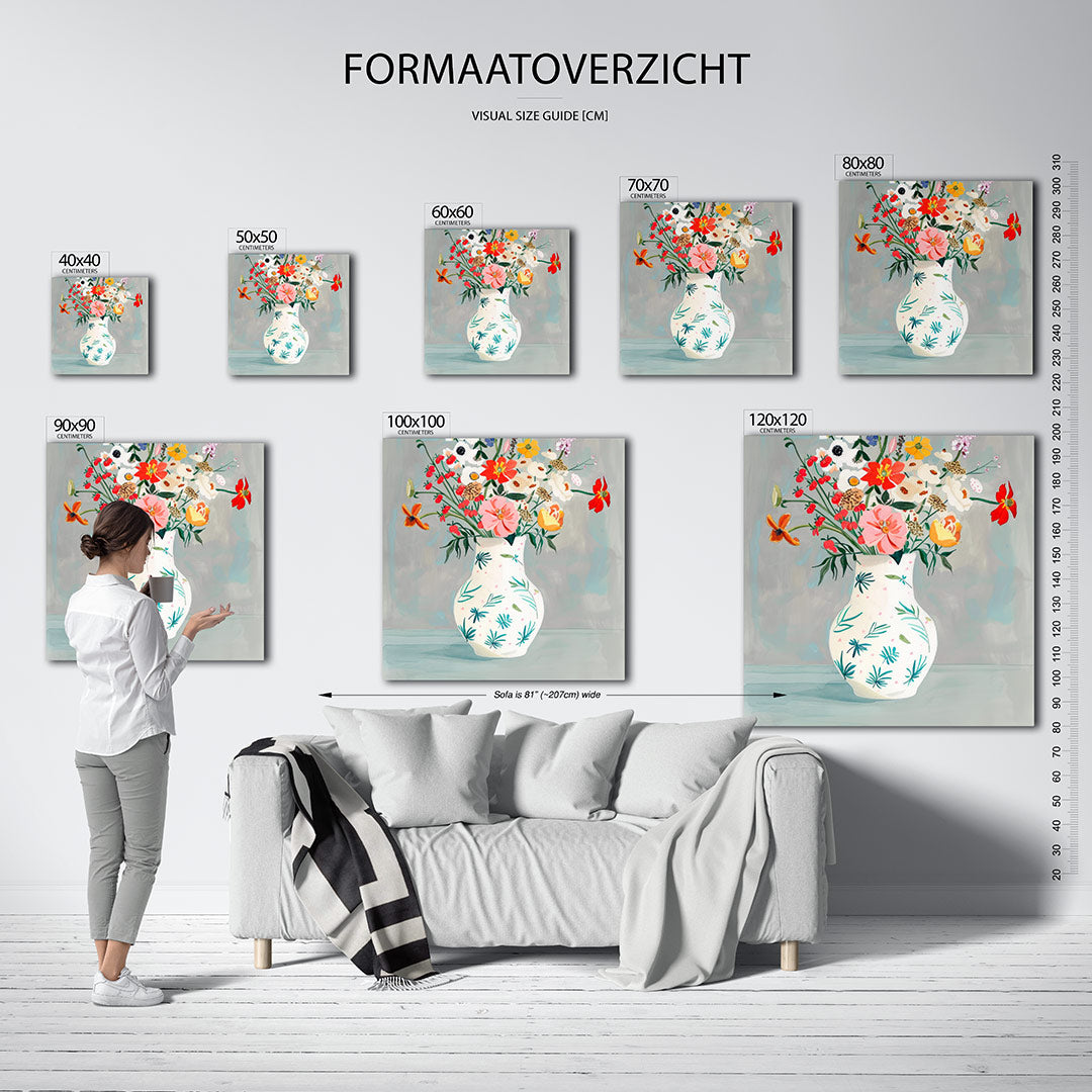 Bloemrijke vaas kunstwerk – sfeerbeeld – dit werk toont een vaas met kleurrijke bloemen tegen een grijze achtergrond. De