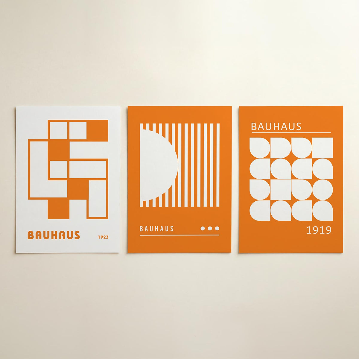 Vorm en kleur posterset – detailweergave – deze posterset in drie delen toont een speelse combinatie van oranje en wit.