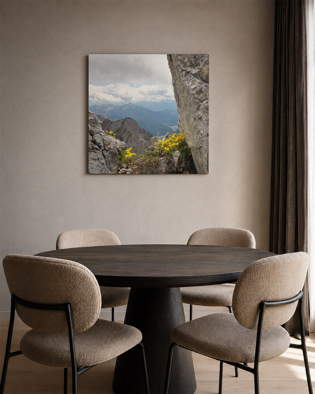 Berglandschap met bloemen kunstwerk – tweede productweergave – deze kunstwerk toont een indrukwekkend berglandschap met ruige