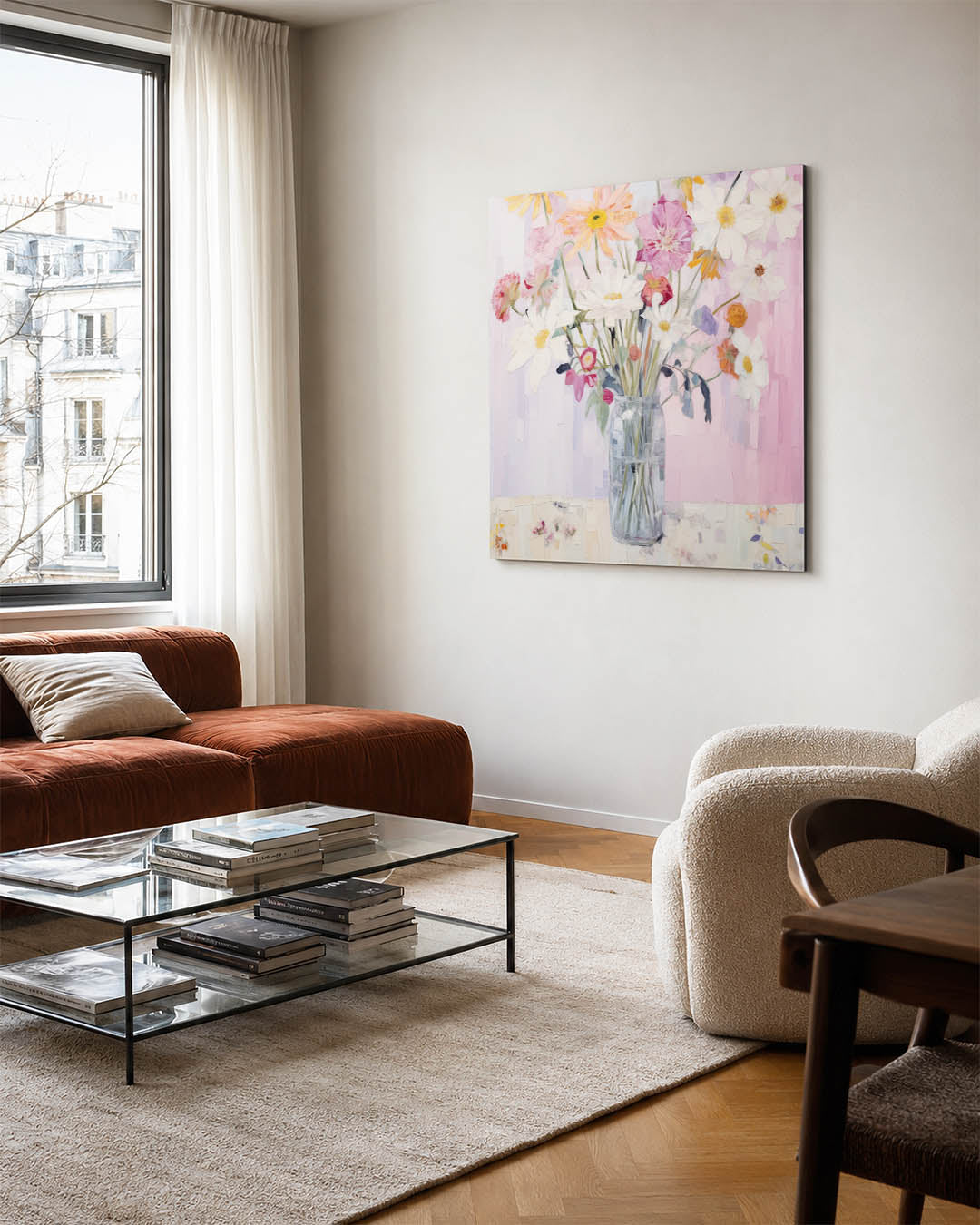 Bloemrijke compositie kunstwerk – vierkante wanddecoratie – dit werk toont een vaas met kleurrijke bloemen tegen een zachte