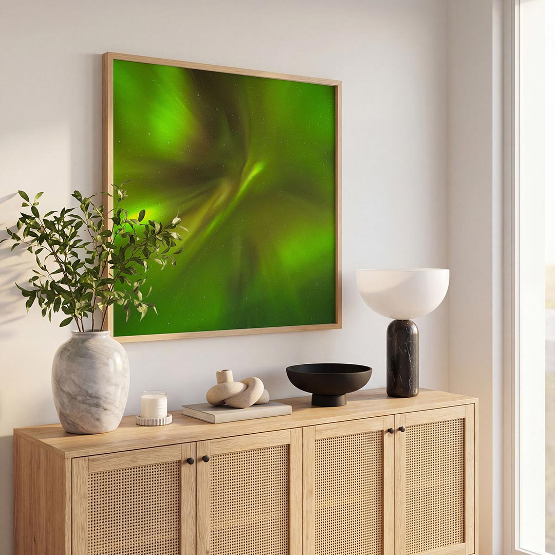 Groene lichtslierten poster – tweede productweergave – deze poster toont een dynamisch spel van groene lichtslierten tegen