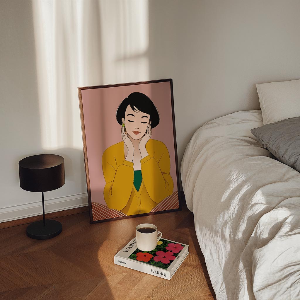 Dromerige Dame in Okergeel – staande Popart wanddecoratie van WallArtistic