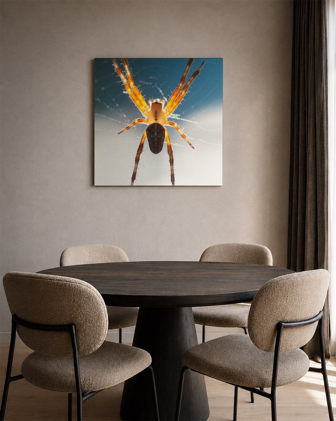 Spin in web kunstwerk – tweede productweergave – deze kunstwerk toont een spin in close-up, met zijn poten uitgespreid tegen