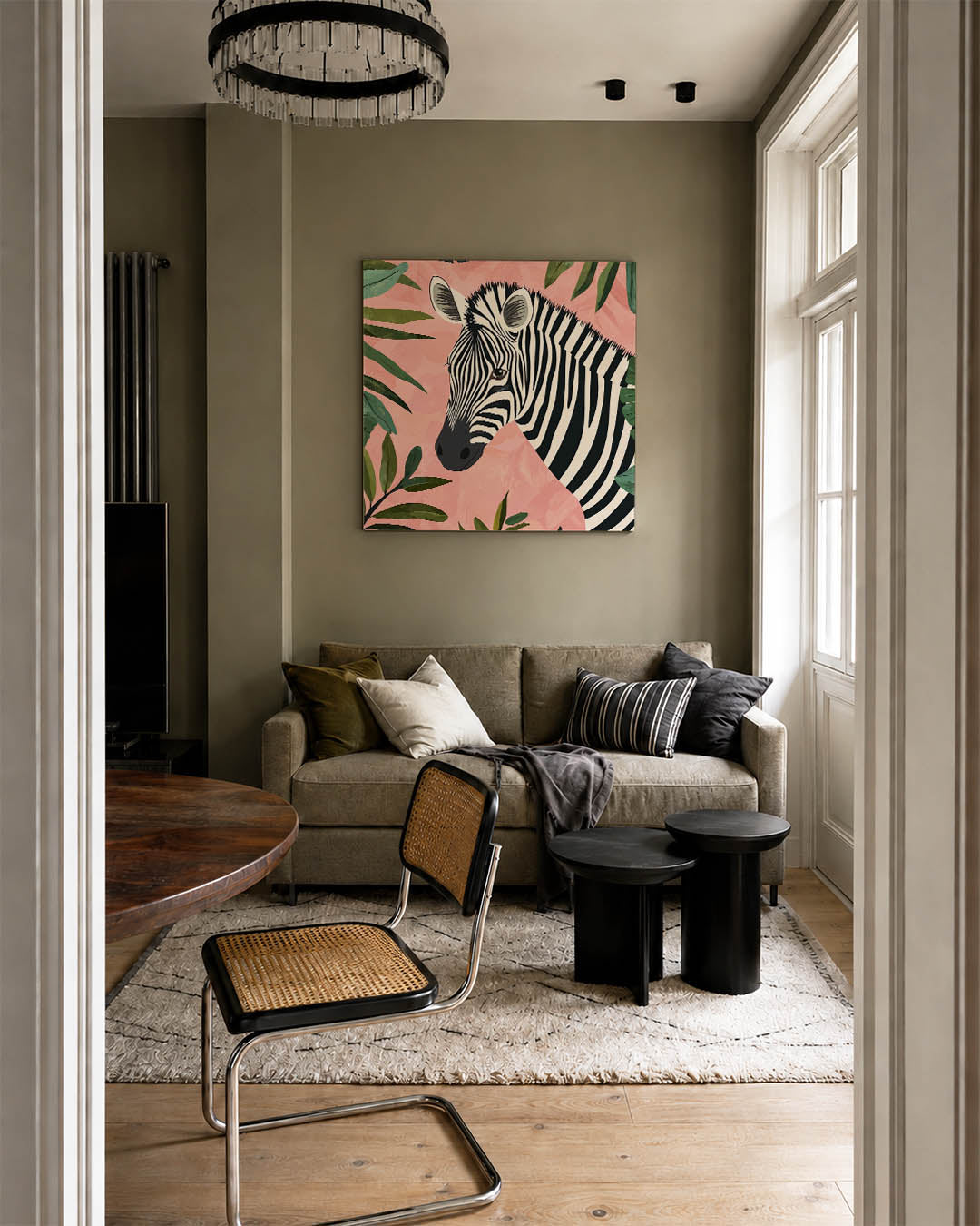 Zebra met bladeren kunstwerk – tweede productweergave – dit werk toont een zebra met zwarte en witte strepen tegen een roze