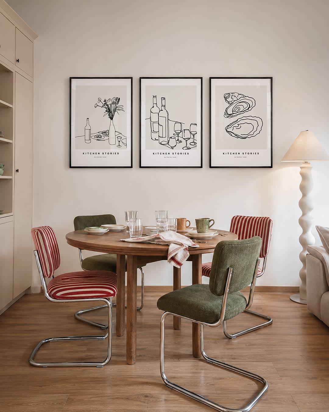 Lijnenspel en eenvoud – deze posterset in drie delen toont een speels lijnenspel met een fles,