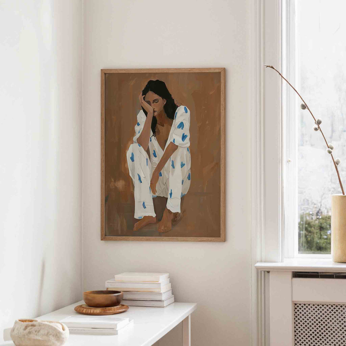 Zittende figuur met blauwe accenten – staande hedendaagse wanddecoratie van WallArtistic