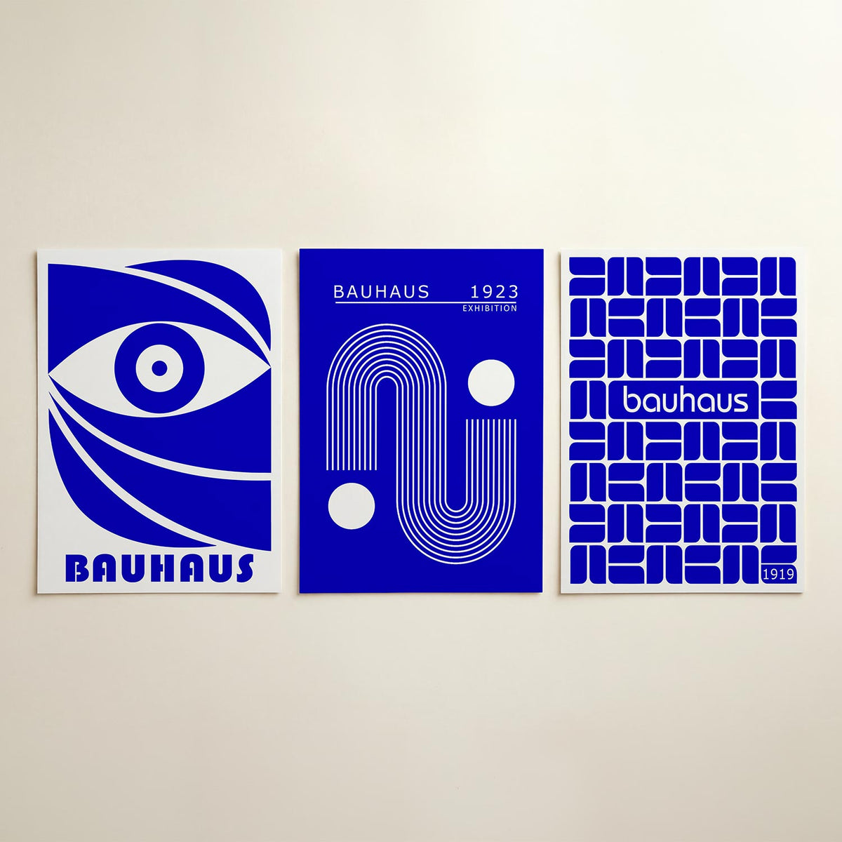 Oog en lijnen posterset – detailweergave – een blauw oog met dynamische lijnen en vormen. De compositie speelt met contrast