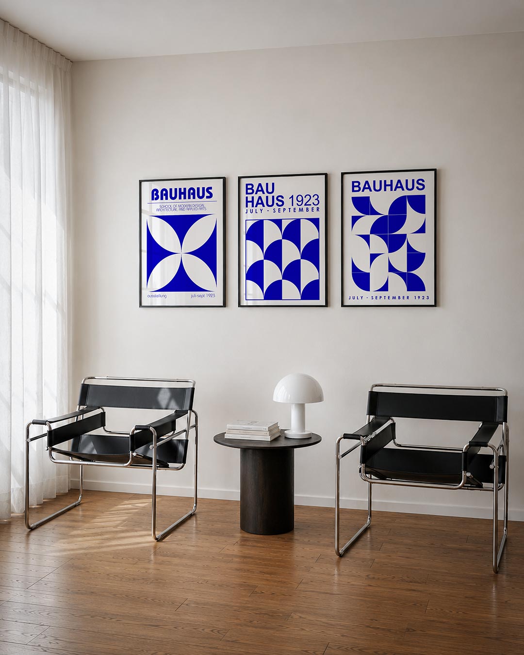 Kleur en vormen driedelige posterset – deze posterset in drie delen toont een levendig spel van blauwe en witte vormen. De