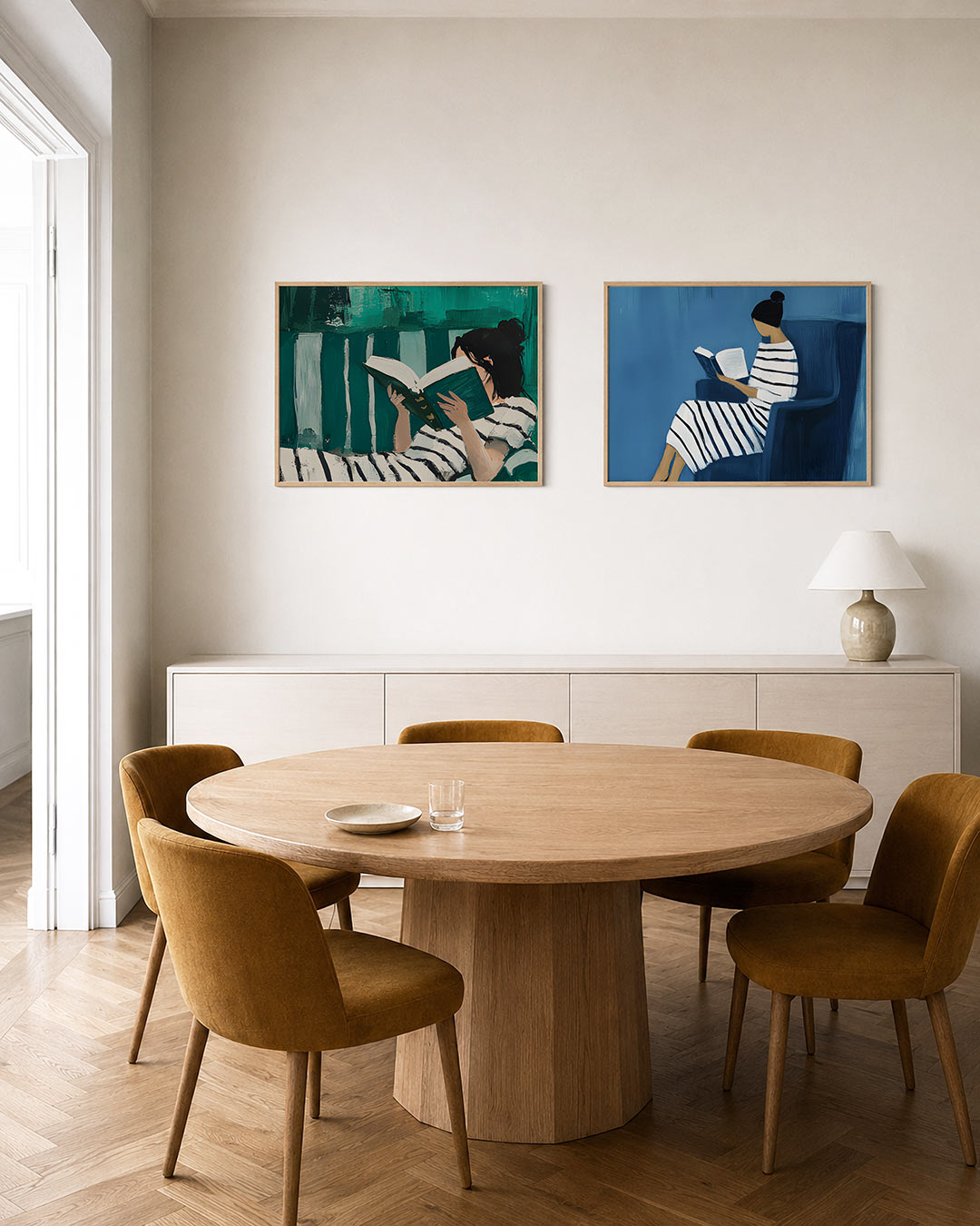 Twee liggende posters met een vrouw in zwart-wit gestreepte kleding met een boek, aan de muur in een interieur