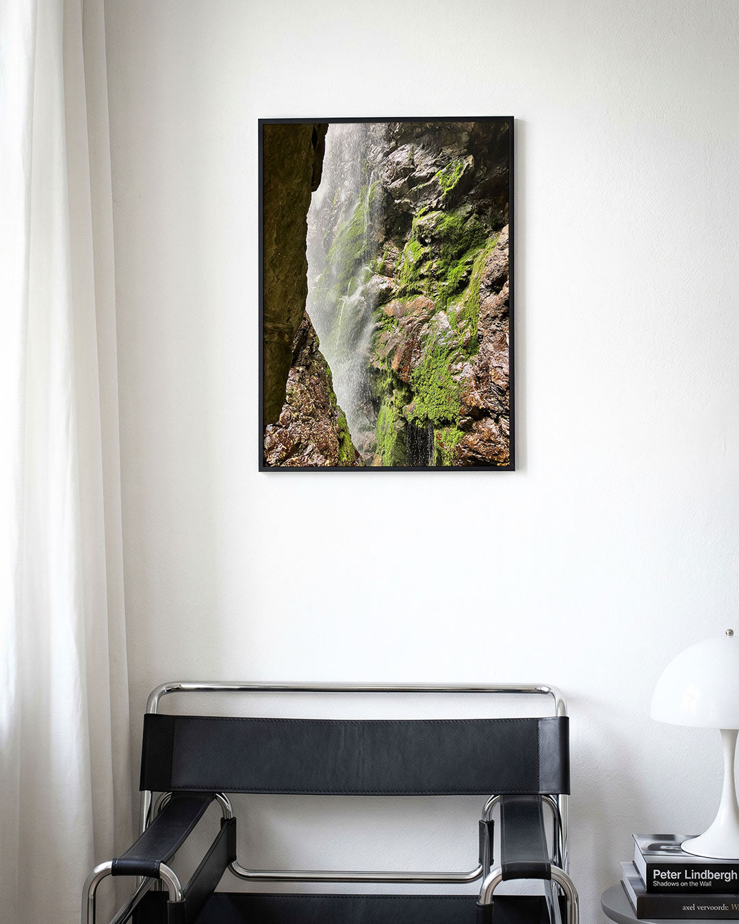 Rotsachtige waterval poster – derde productweergave – deze poster toont een waterval die langs groene, met mos bedekte rotsen