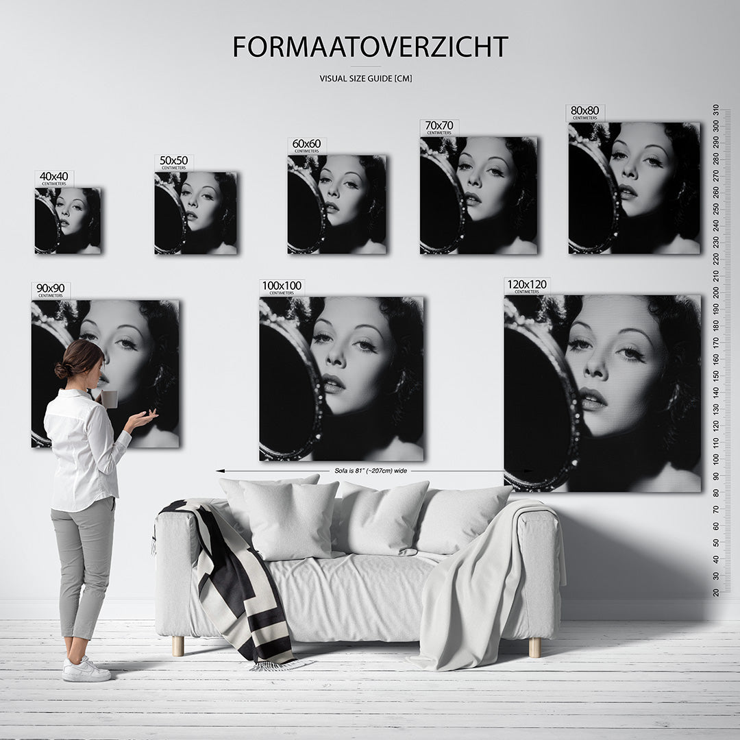 Elegante spiegeling kunstwerk – sfeerbeeld – dit kunstwerk toont een vrouw die zichzelf in een spiegel bekijkt. De zachte