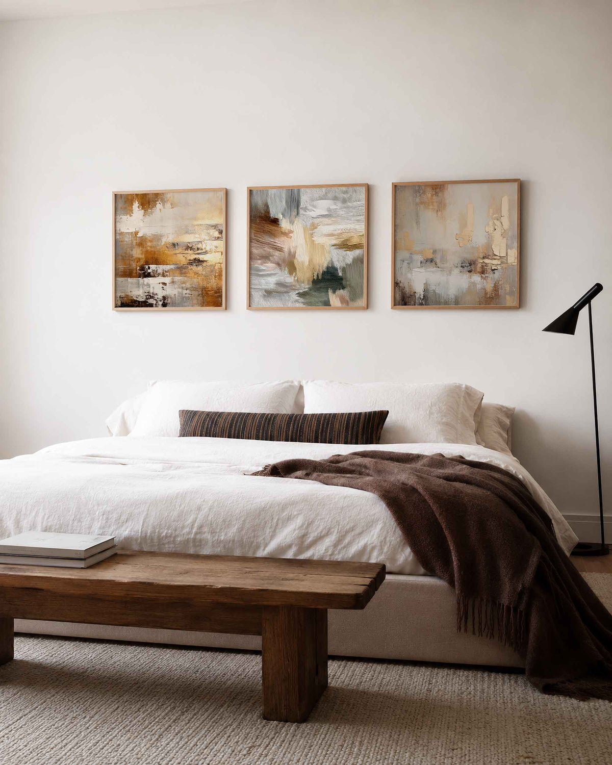 Interieurpresentatie van een driedelige vierkante posterset met abstracte aardetinten
