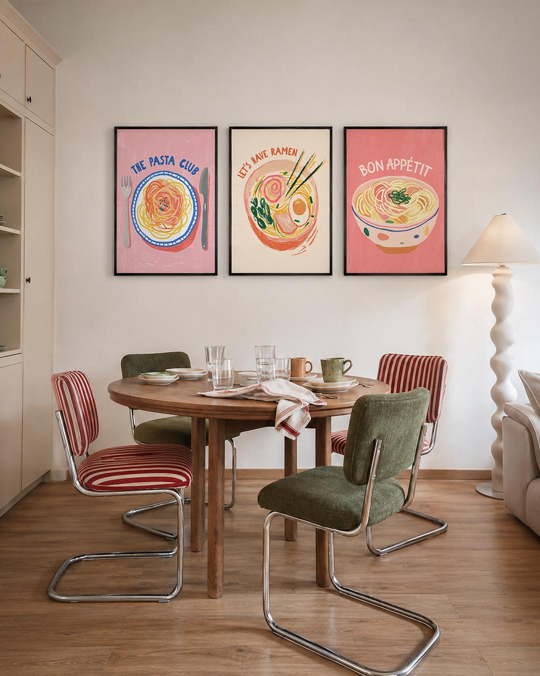 Eetlustige kleurenspel driedelige posterset – een bord met kleurrijke pasta op een roze achtergrond