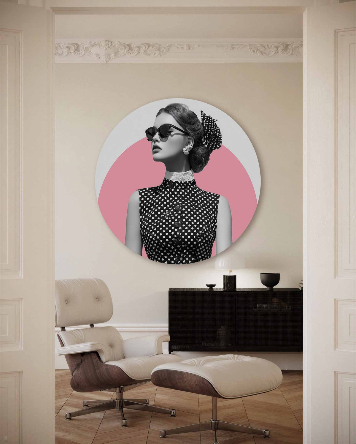 Retro dame met zonnebril – kleurrijke Pop Art muurcirkel voor aan de muur