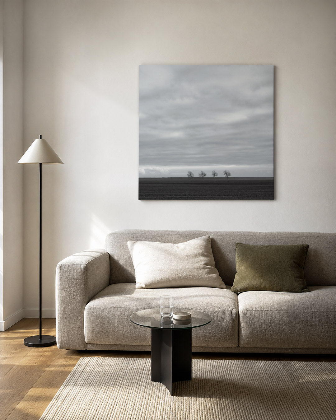 Bomenrij kunstwerk – vierkante wanddecoratie – deze kunstwerk toont een horizon met een rij kale bomen onder een bewolkte