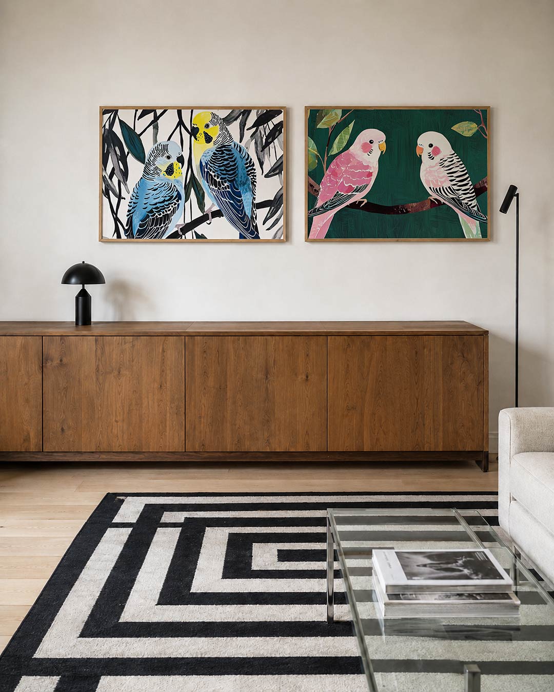 Twee liggende posters met twee kleurrijke vogels met blauwe en gele tinten op een tak, aan de muur in een interieur