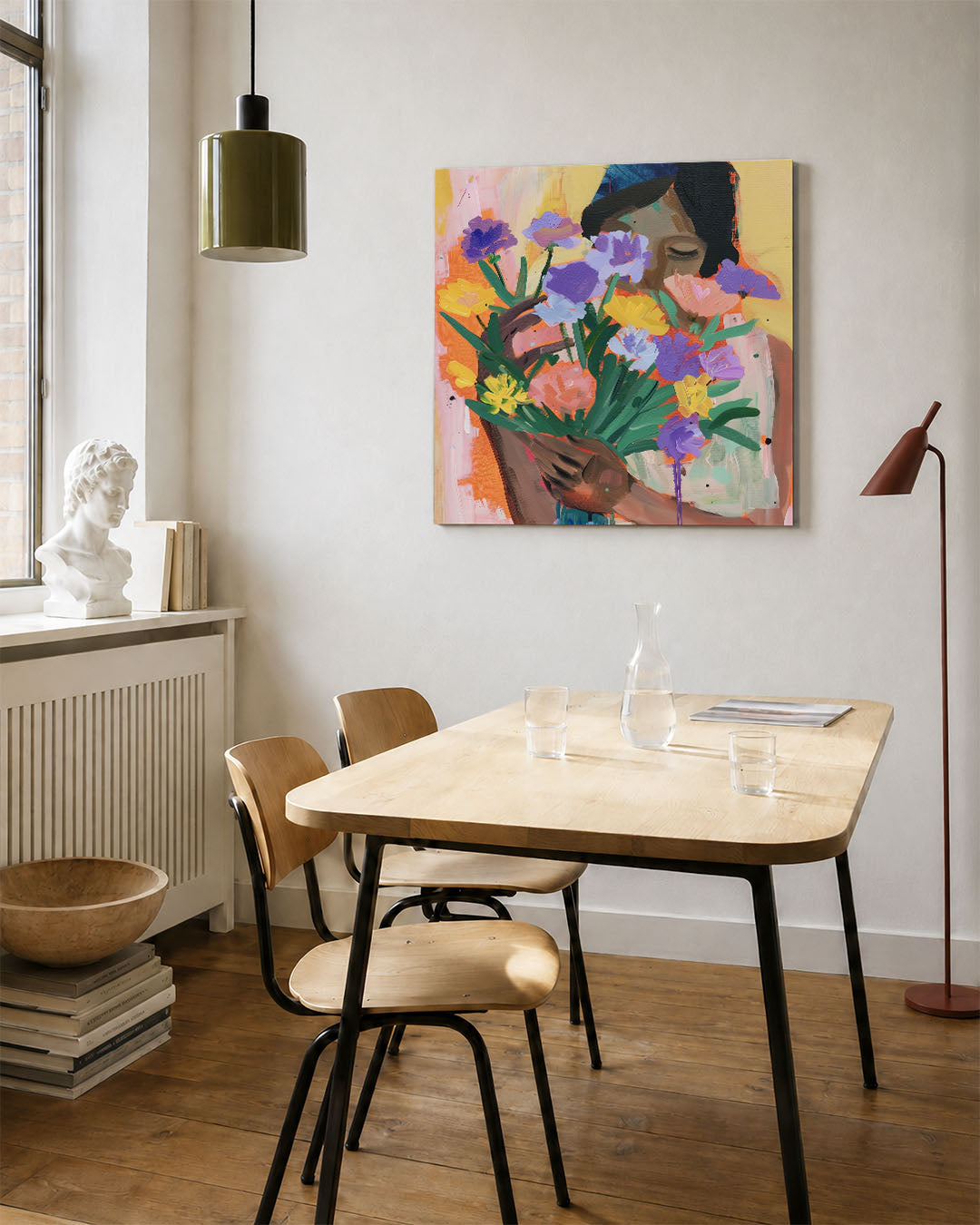 Bloemen en vrouw kunstwerk – vierkante wanddecoratie – dit kunstwerk toont een vrouw met een kleurrijk boeket bloemen. De