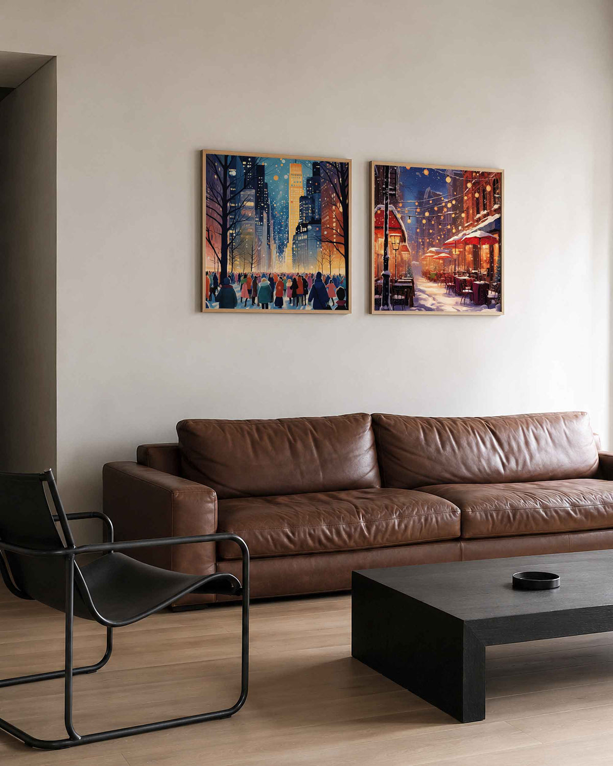 Interieurpresentatie van een tweedelige vierkante posterset met winterse stadslichten