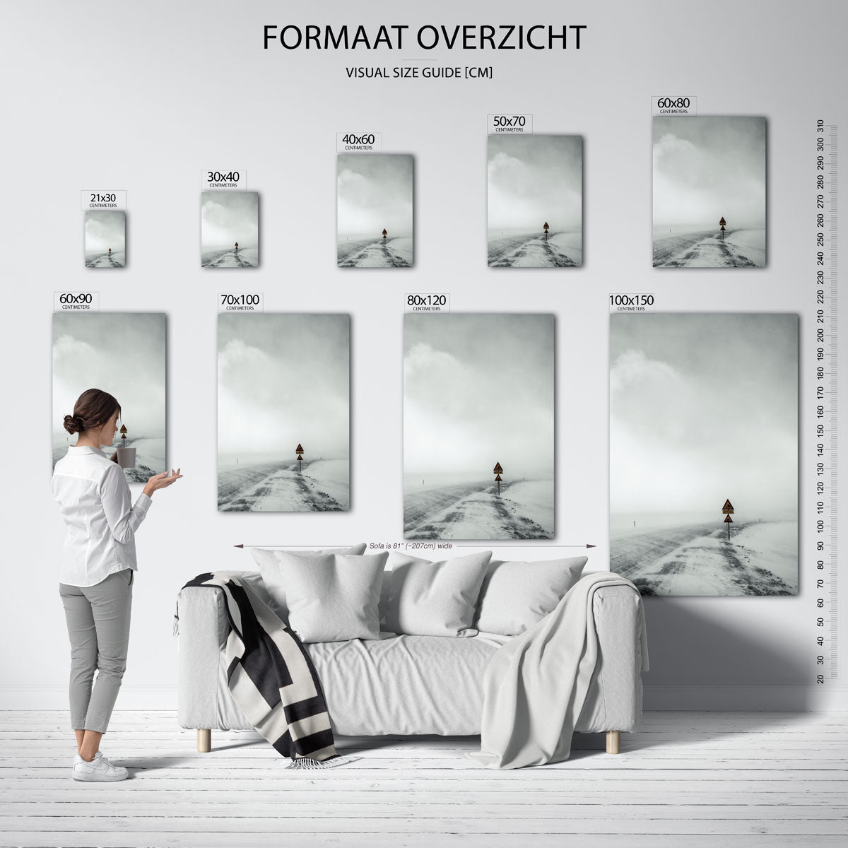 Mistige weg poster – sfeerbeeld – een verlaten weg in een mistig landschap met een verkeersbord. De grijstinten en de lege