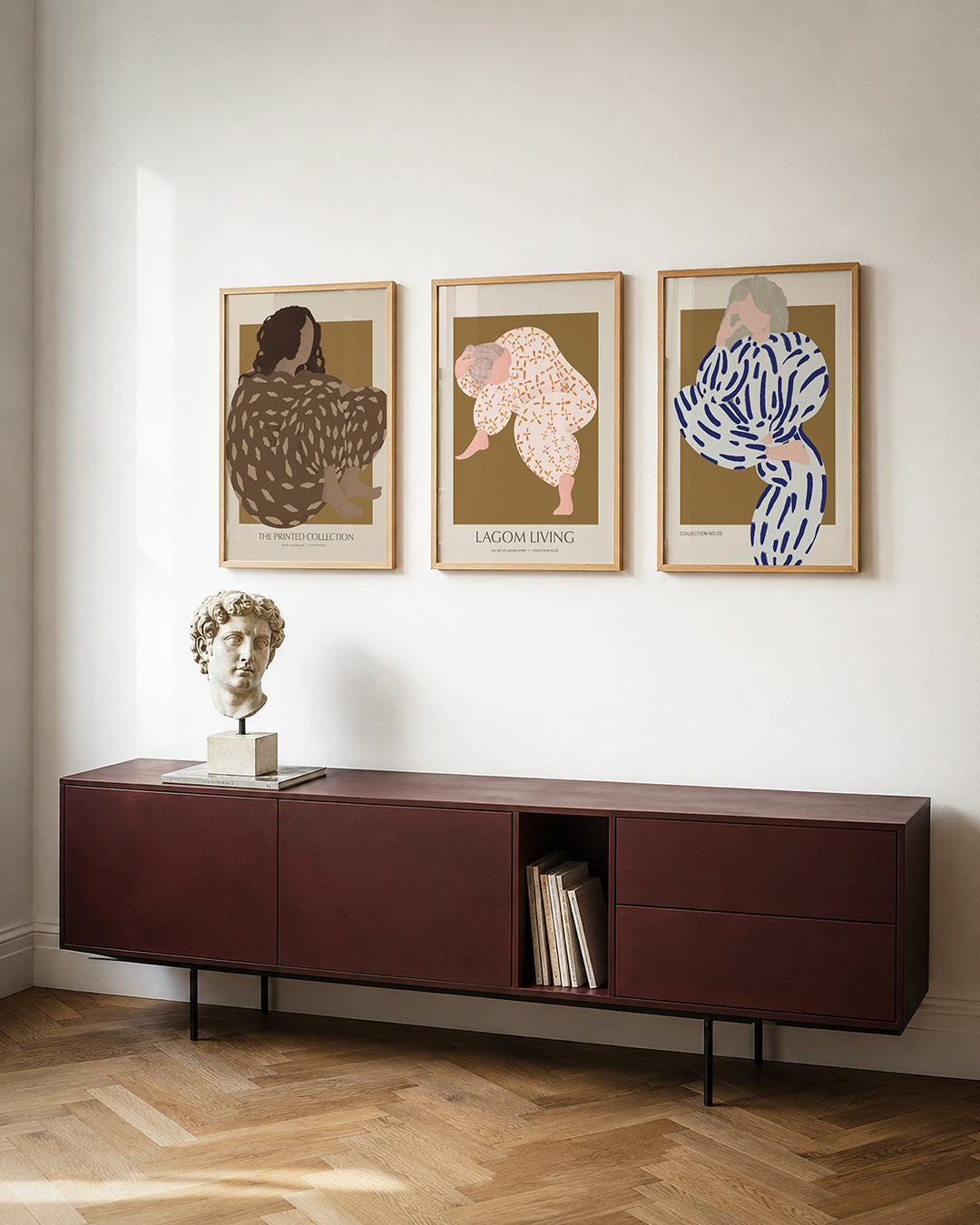 Vorm en kleur posterset – detailweergave – een figuur met donkere krullen zit in een patroon van bruine en