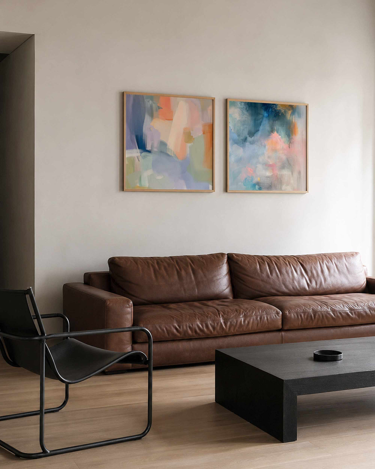 Interieurpresentatie van een tweedelige vierkante posterset met kleurvlakken en penseelstreken