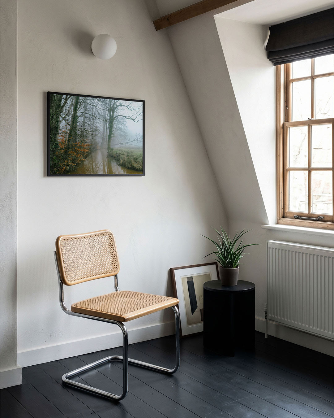 Mysterieuze boslandschap poster – tweede productweergave – een mistig bos met kale bomen langs een kronkelende beek. De sfeer