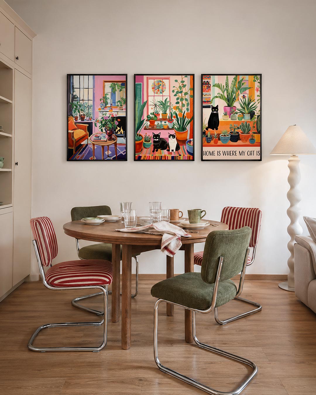 Kleurrijke interieurhoek driedelige posterset – een levendige kamer met een oranje stoel, roze muren en een