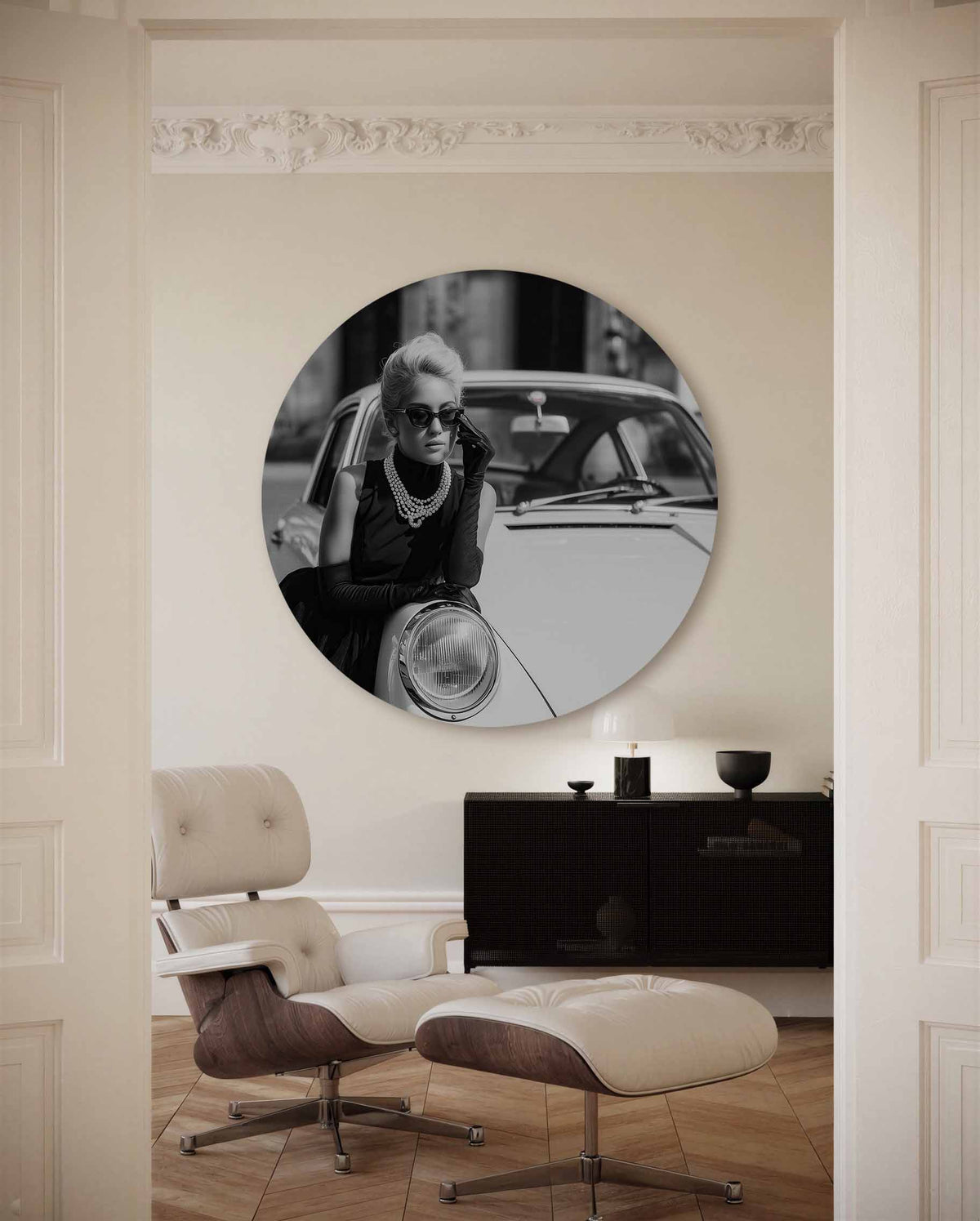 Vrouw met auto – kleurrijke Pop Art muurcirkel voor aan de muur