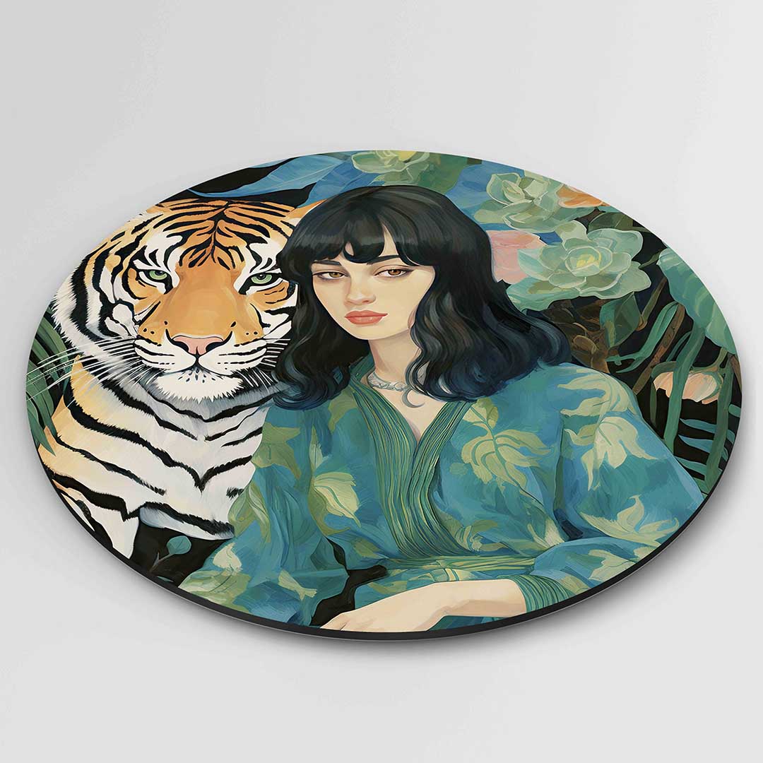 Tijger en vrouw – ronde textuur wanddecoratie van WallArtistic
