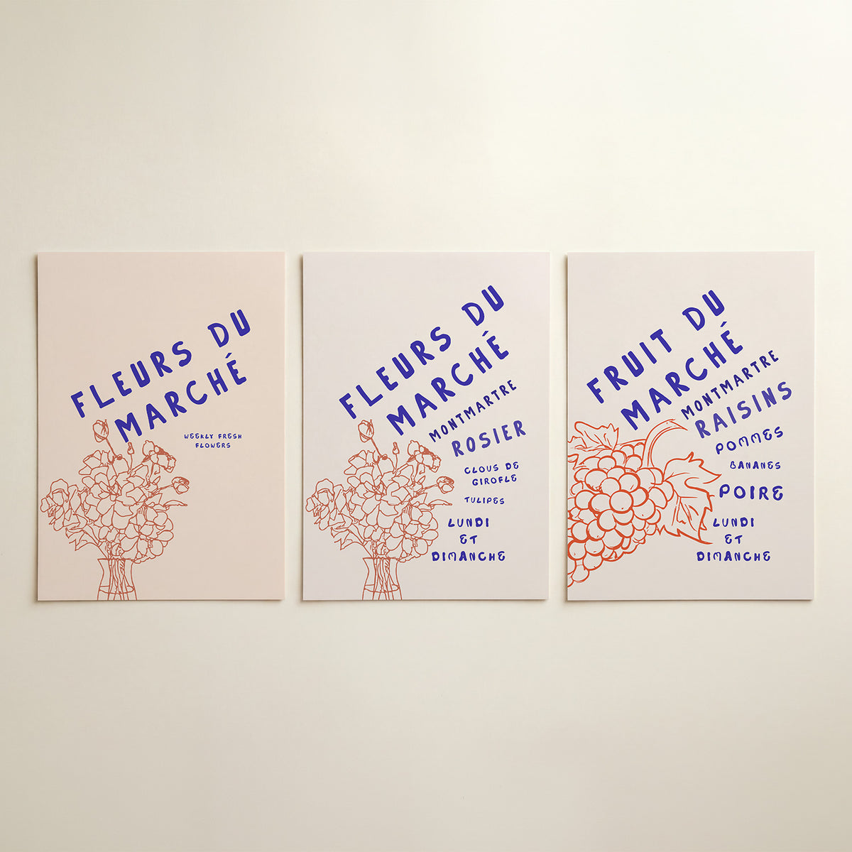 Bloemen en letters – driedelige posterset in interieur