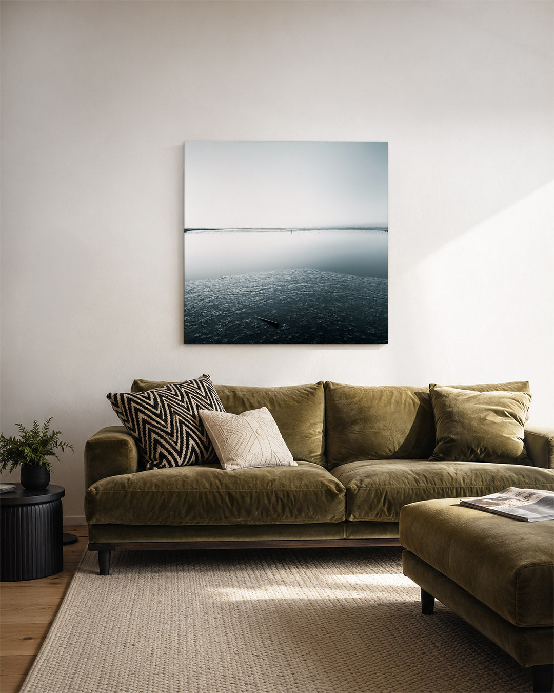 Rustige waterlandschap kunstwerk – derde productweergave – deze kunstwerk toont een serene waterlandschap met een gladde