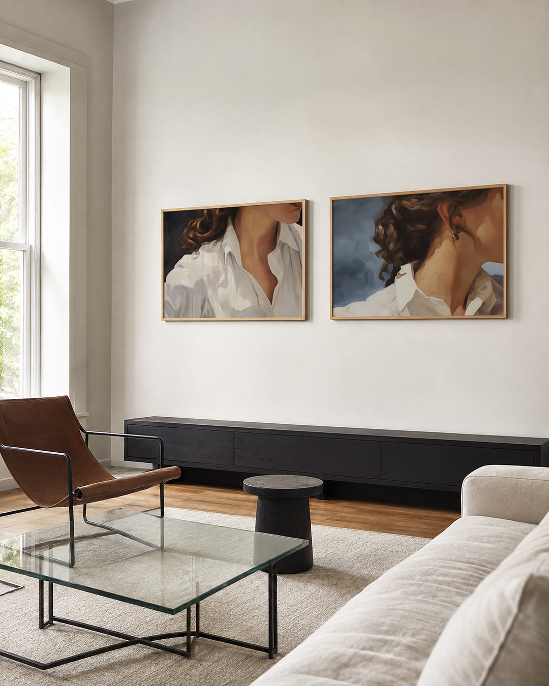 Twee liggende posters met een vloeiende combinatie van zachte lijnen en warme kleuren, aan de muur in een interieur