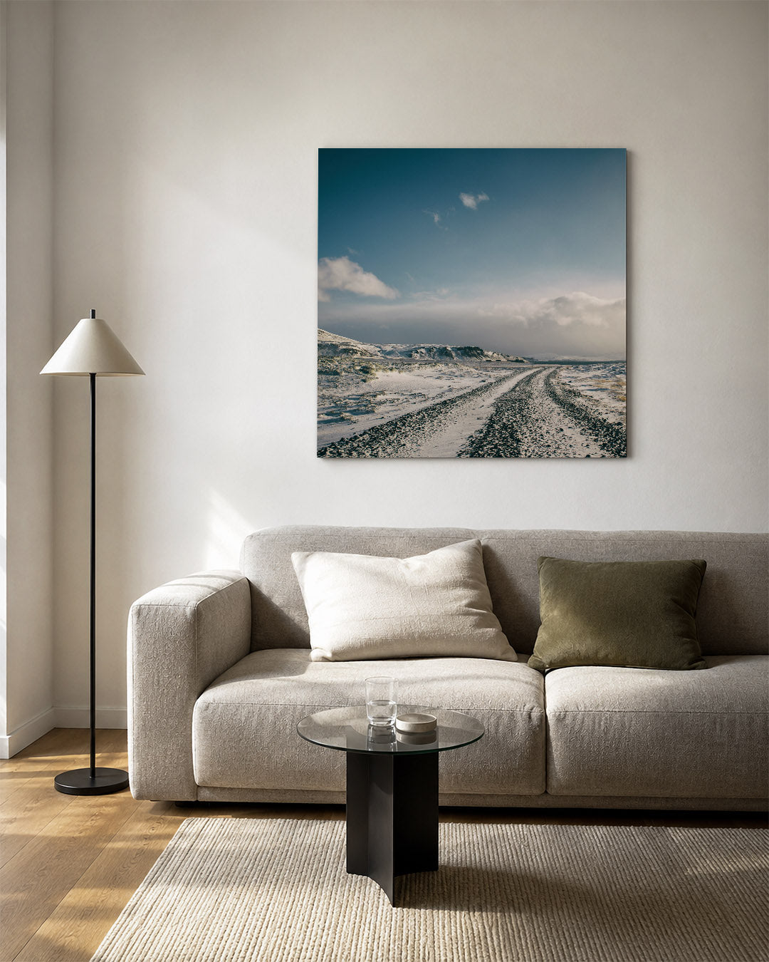 Winterse landschap kunstwerk – vierkante wanddecoratie – een besneeuwd landschap met een kronkelende weg die naar de horizon