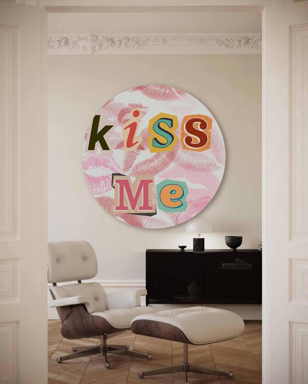 Kiss me – muurcirkel met kleur en vormen voor aan de muur