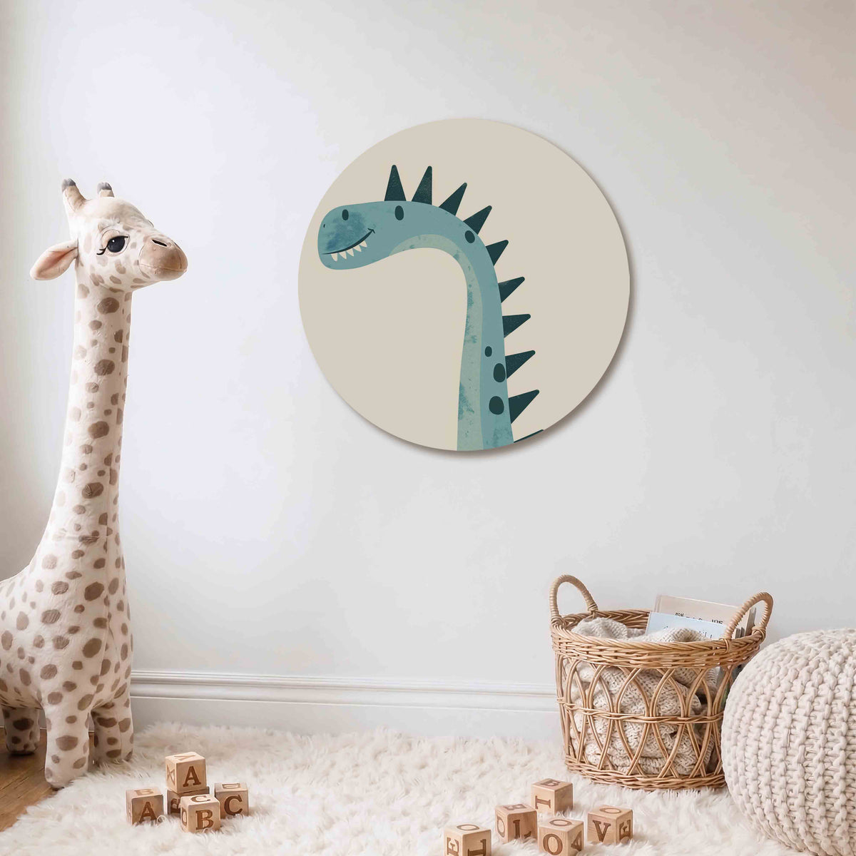 Blauwe dinosaurus Muurcirkel – Een blauwe dinosaurus met donkere stekels en een glimlach op een beige achtergrond.