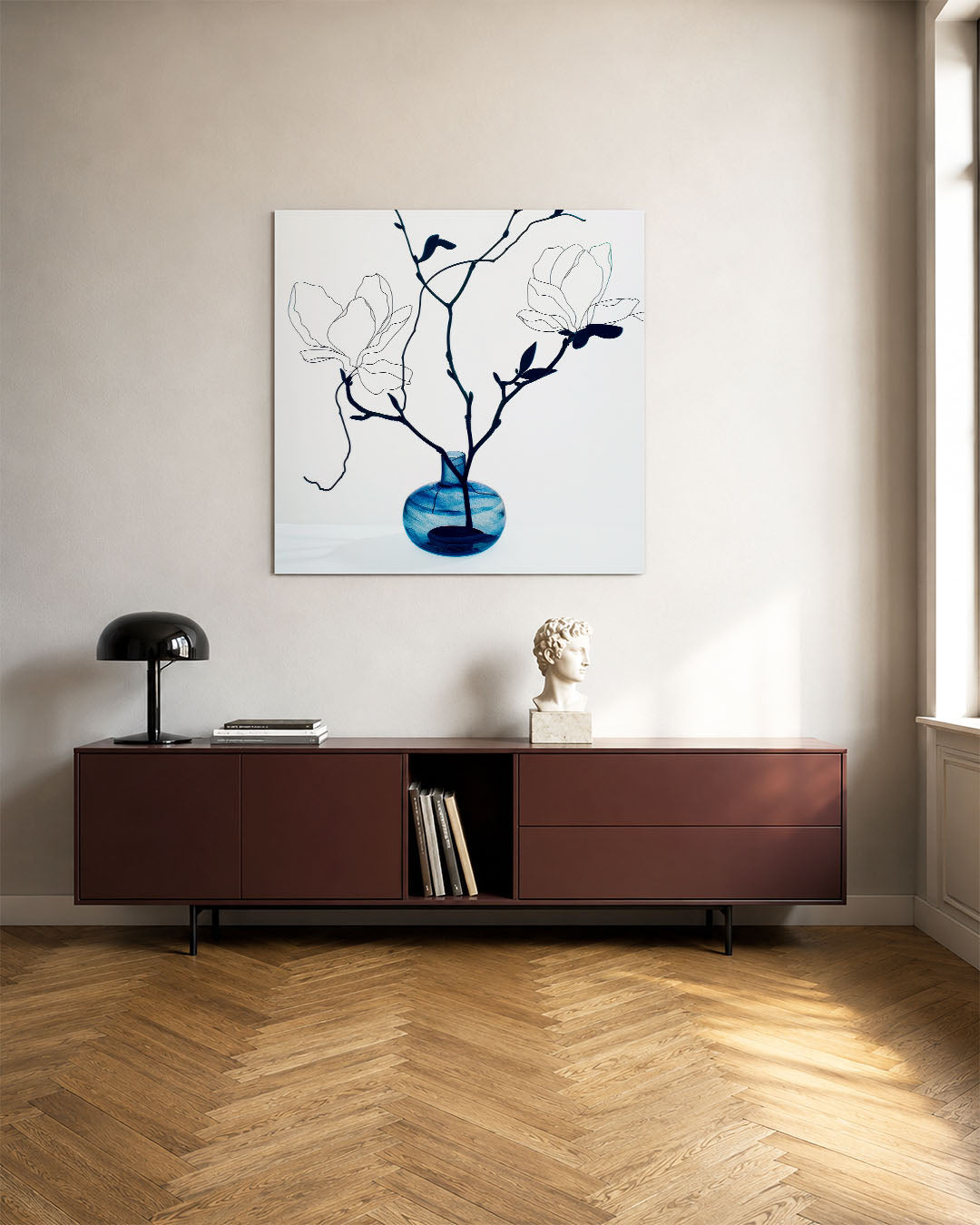 Lijnbloemen in vaas kunstwerk – tweede productweergave – dit werk toont een blauwe vaas met delicate zwarte lijnen die