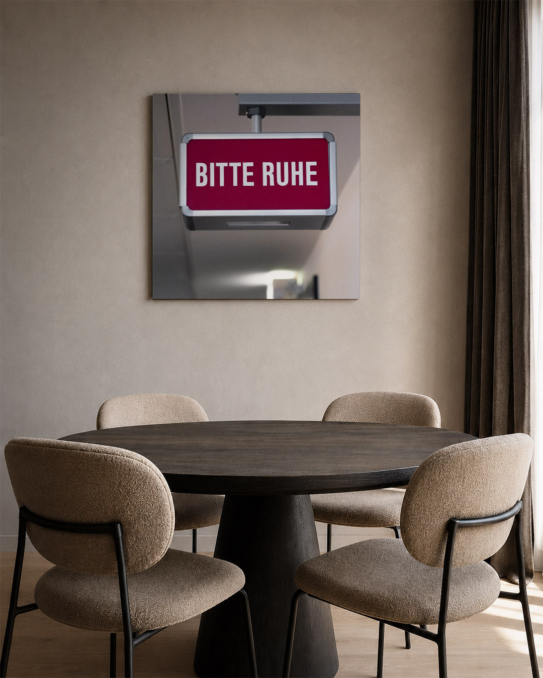 Rustig verzoek bord kunstwerk – tweede productweergave – een rechthoekig bord met een rode achtergrond en witte tekst. Het