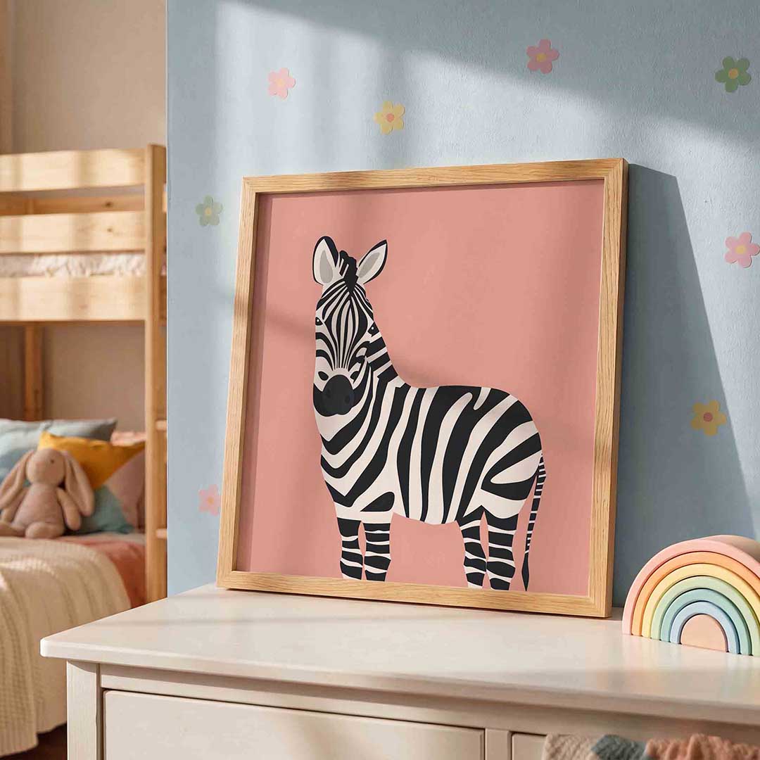 Zebra op roze achtergrond – speelse wandkunst als vierkante kinderposter