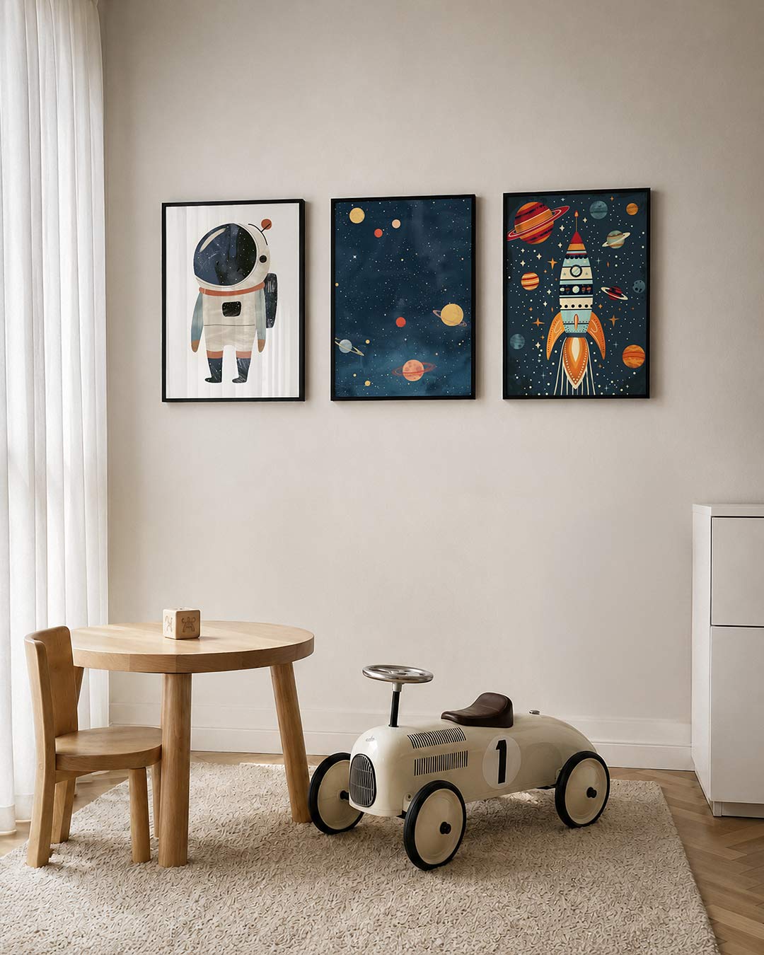 Speelse ruimtefiguur posterset – tweede productweergave – een schattige astronaut met een grote helm vol sterren
