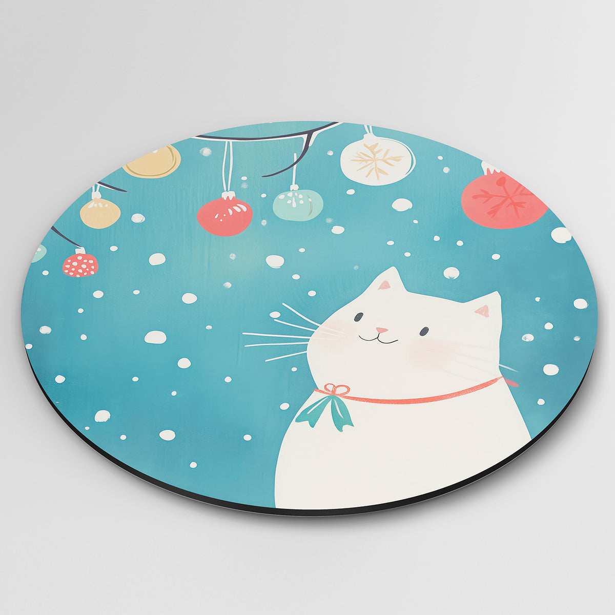Witte kat met kerstballen Muurcirkel – detailweergave – Een witte kat kijkt omhoog naar kleurrijke kerstballen tegen een
