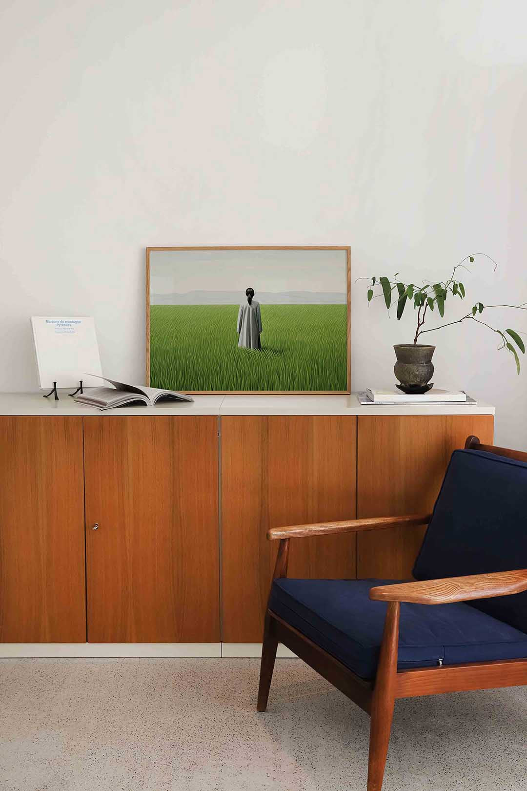 Vrouw in grasveld – moderne landscape wanddecoratie van WallArtistic