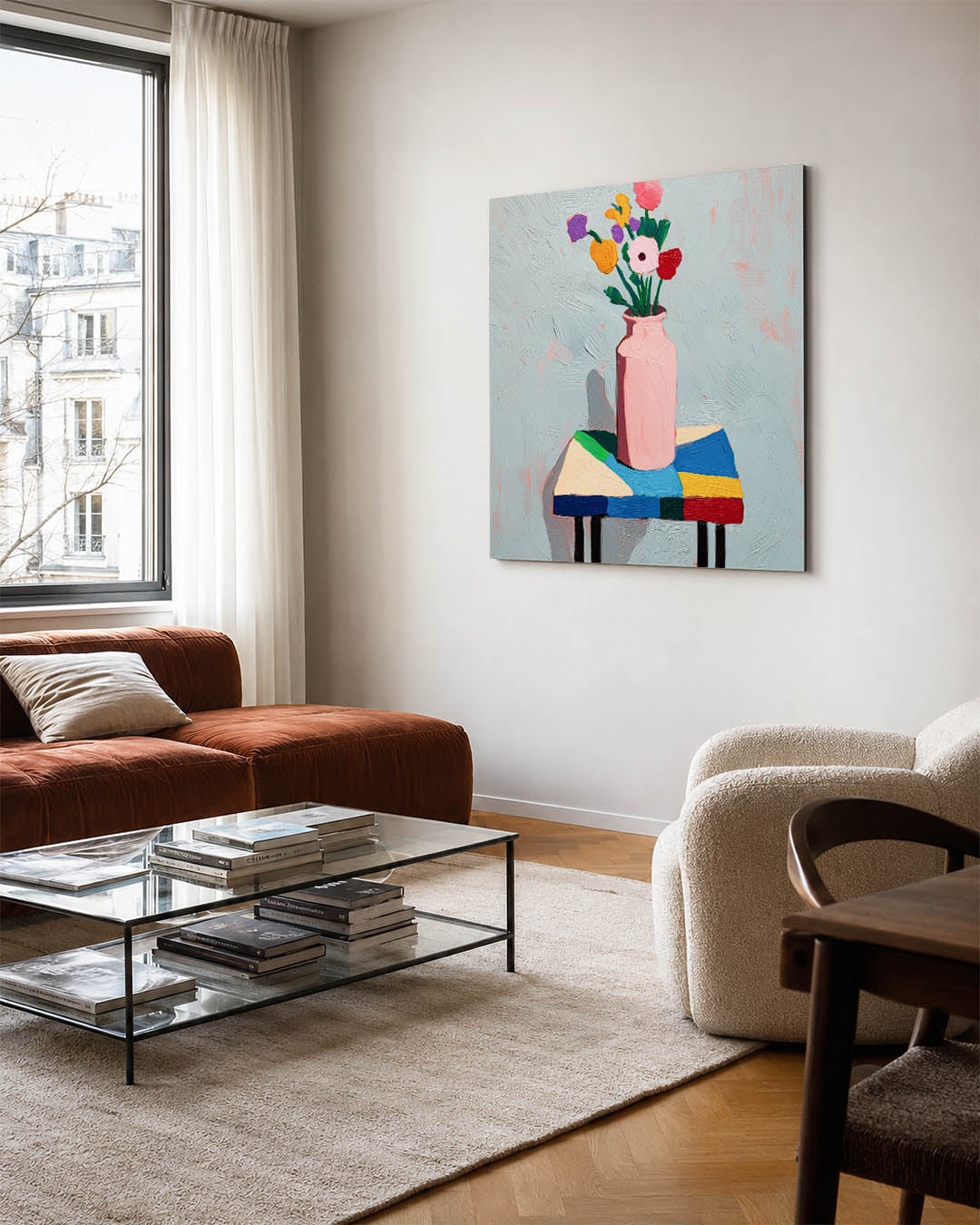 Kleurrijke bloemenvaas kunstwerk – vierkante wanddecoratie – dit werk toont een vaas met bloemen op een kleurrijk tafeltje.