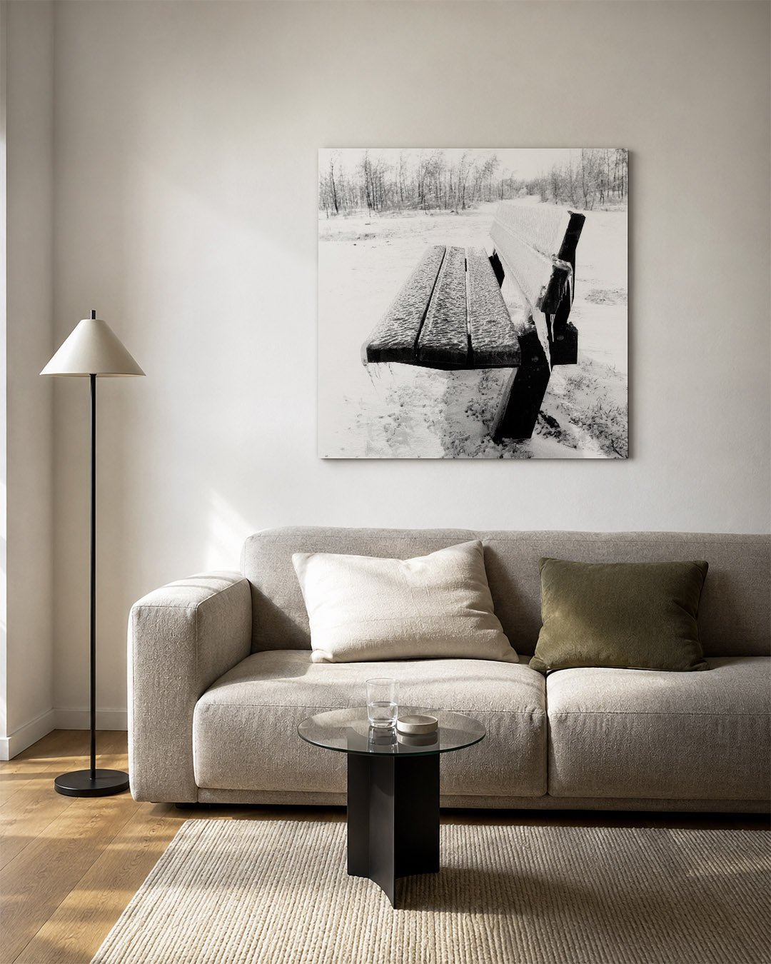 Bevroren bankje kunstwerk – vierkante wanddecoratie – een zwart-wit foto van een bevroren bankje in een besneeuwd landschap.