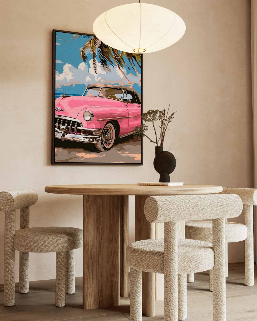Roze Oldtimer aan het Strand – dibond wanddecoratie in staand formaat