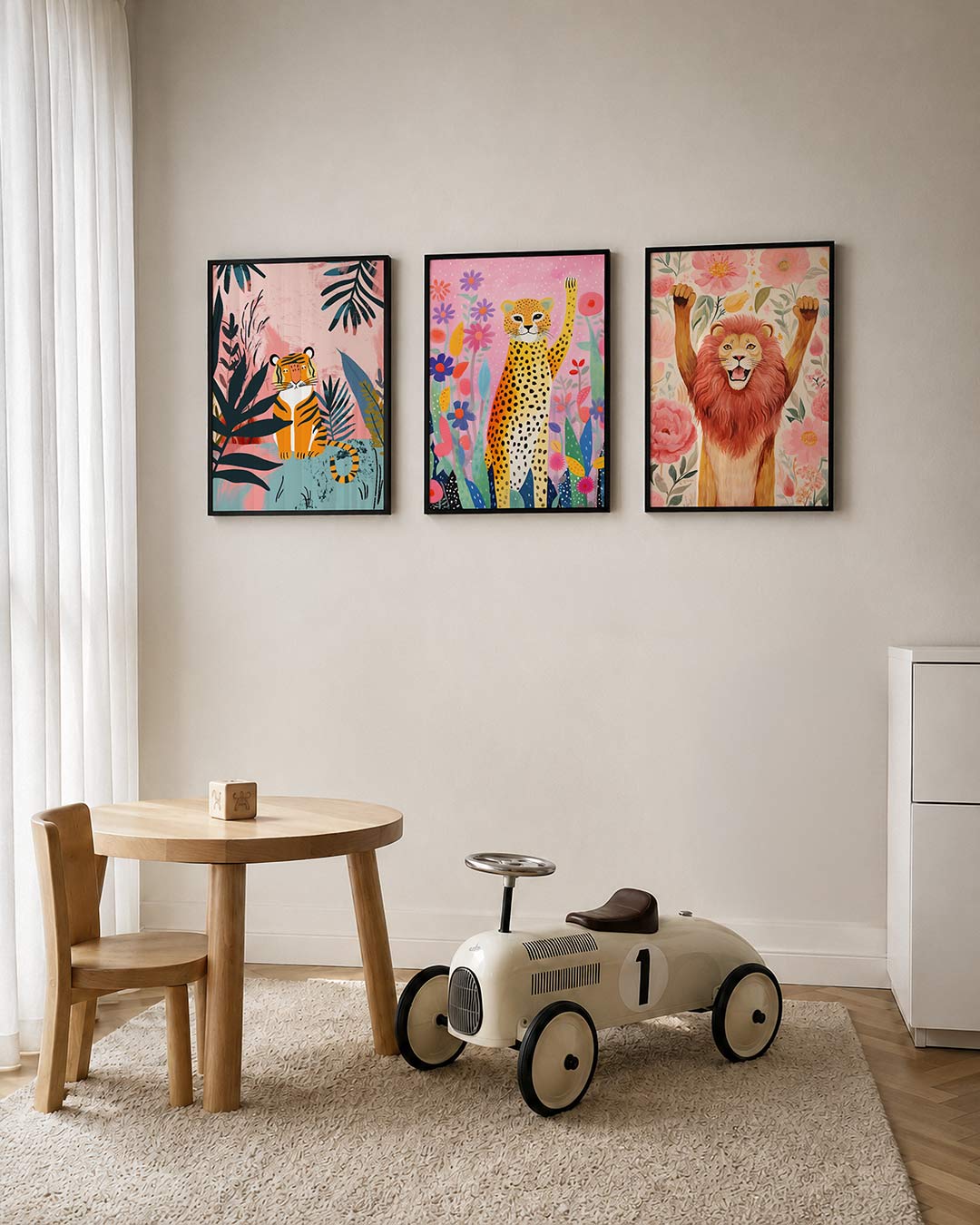 Jungle en tijger posterset – tweede productweergave – een speelse tijger zit tussen grote bladeren op een roze
