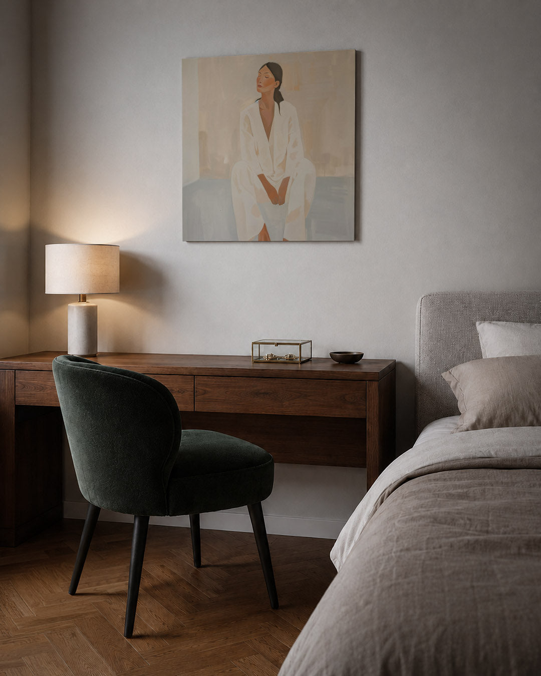 Zittende vrouw kunstwerk – sfeerbeeld – dit kunstwerk toont een vrouw in een ontspannen pose. De zachte beige en witte tinten