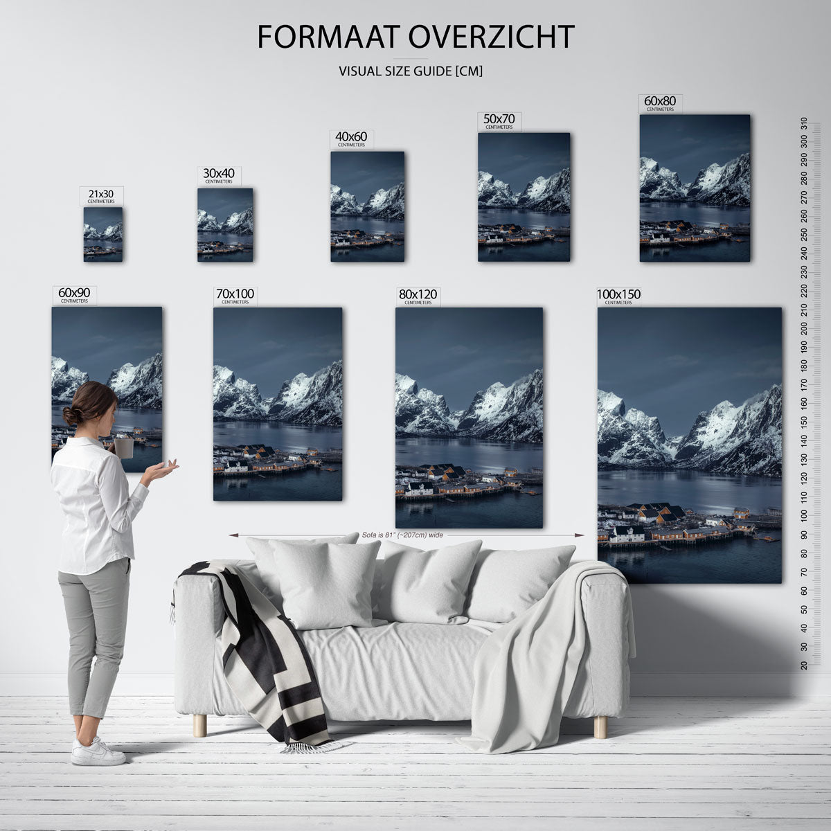 Bergen en dorp poster – sfeerbeeld – deze poster toont een compositie van besneeuwde bergen en een dorp aan het water, met