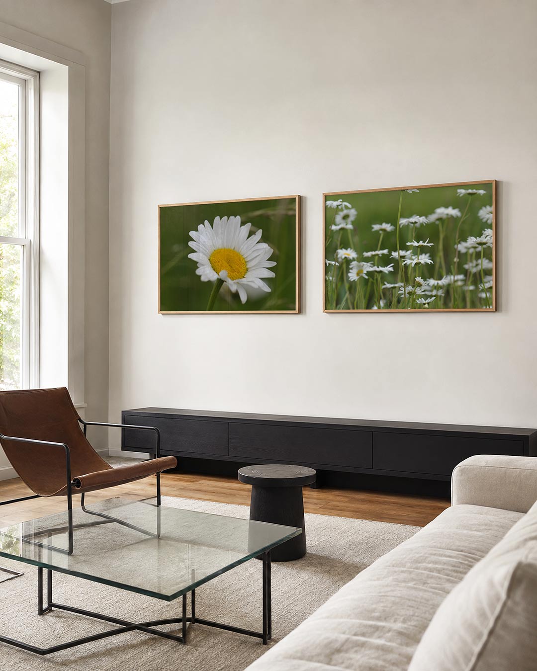 Interieur met liggend fotografisch tweeluik margrieten in zacht licht – Gerald Emming