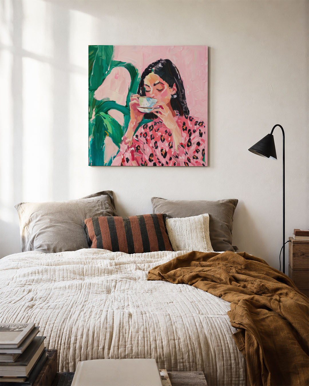 Vrouw met kopje kunstwerk – detailweergave – dit werk toont een vrouw in een roze outfit met een patroon, genietend van een